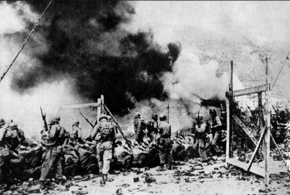 ▲ 거제도 포로수용소에서 52년 2월 18일 일어난 1차폭동 현장서 진압에 나선 미군들. (자료사진)
