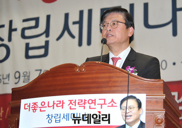 ▲ 새누리당 정우택 의원이 30일, '최순실 사태'의 후속 대책으로 나온 '거국중립내각제'에 대해 비판했다. ⓒ뉴데일리 이종현 기자