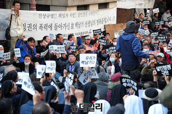 ▲ 지난달 25일, 서울대병원 앞에서 백남기 투쟁본부 소속 활동가들이 경찰의 부검영장 집행에 반대하며 집회를 열고 있다. ⓒ뉴데일리 공준표 기자