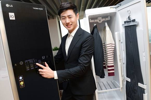 ▲ LG전자가 미세먼지와 바이러스 제거 기능이 강화된 트롬 스타일러 신제품 2종을 30일 선보였다. ⓒLG전자