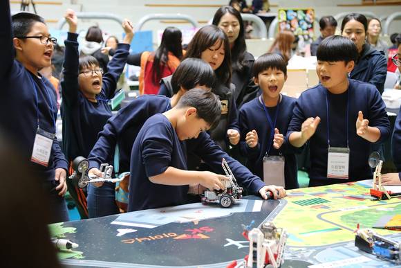 ▲ SK하이닉스가 주최한 지난 29일 경기도 이천시에서 제5회 창의로보올림피아드를 개최했다. 로봇퍼포먼스 경기에 참가한 학생들 모습. ⓒSK하이닉스