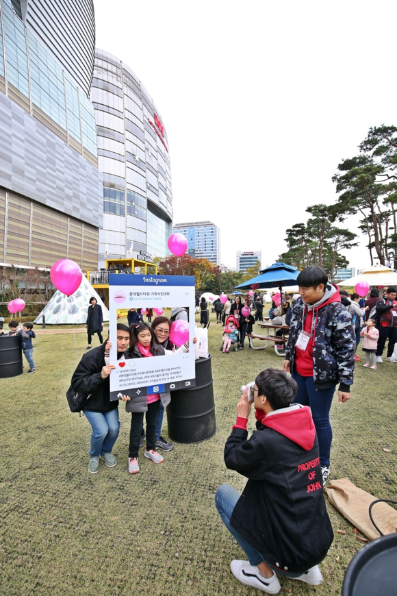 ▲ 롯데월드타워 주변 잔디마당에서 함께 사진 찍는 가족들 ⓒ롯데물산