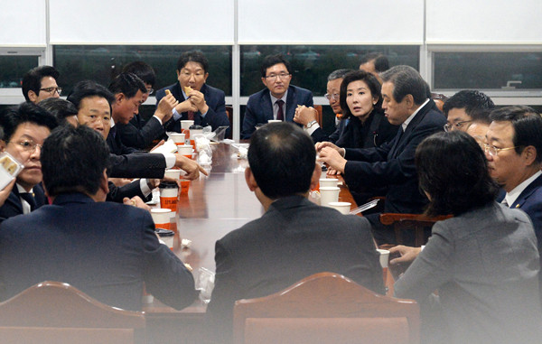 ▲ 새누리당 소속 의원들이 31일 조찬회동을 통해 '최순실 사태'의 향후 방향에 대해 논의했다. ⓒ뉴시스 DB