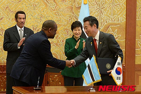 ▲ 2015년 10월 한국과 보츠와나 정부가 30억 달러 규모의 에너지 산업 개발 관련 MOU를 체결하는 모습. 이후 한국 기업의 보츠와나 진출이 본격화 됐다고 한다. (사진과 기사 내용은 직접적 관련이 없습니다.) ⓒ뉴시스. 무단전재 및 재배포 금지.