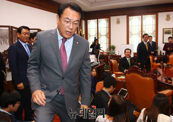 ▲ 새누리당 정진석 원내대표가 31일 국회의장이 주재하는 3당 원내대표 회동에서 야당의 자리를 박차는 장면. 뒤로 씨익 웃는 정세균 국회의장과, 정진석 원내대표를 노려보는 우상호 원내대표의 모습이 보인다. ⓒ뉴데일리 이종현 기자