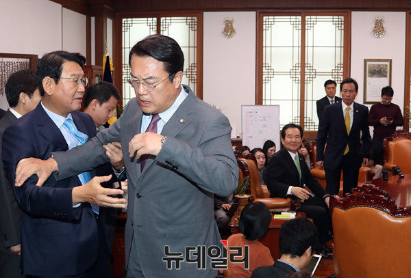 ▲ 새누리당 정진석 원내대표가 31일 오전 국회의장 주재로 열린 여야 3당 원내대표 회동에서 야당의 거국내각 거부 문제에 대해 항의하며 국회의장실을 나가고 있다. ⓒ이종현 기자