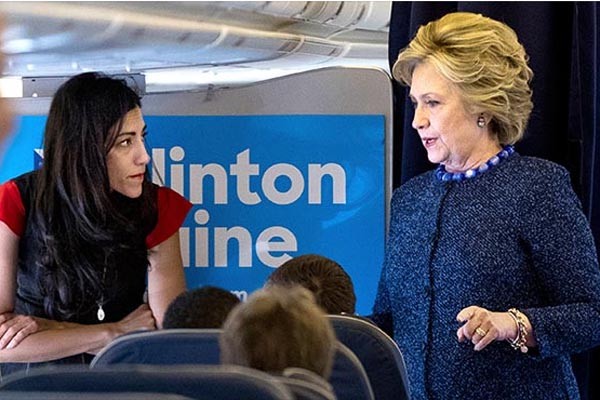 ▲ 클린턴의 수양딸로 불리는 후마 애버딘(왼쪽)과 이야기를 나누는 힐러리 클린턴(오른쪽). 美FBI는 후마 애버딘의 노트북에 있던 이메일을 조사할 계획이라고 밝혔다. ⓒ뉴시스-AP. 무단전재 및 재배포 금지.