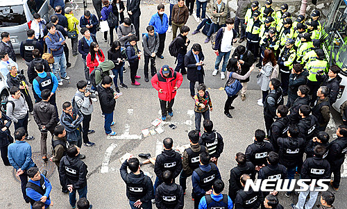 ▲ 경찰이 고 백남기 씨의 시신 부검영장 집행에 나선 23일 오후 서울 종로구 서울대학교병원 장례식장에서 백남기 투쟁본부 관계자와 경찰병력이 대치하고 있다. ⓒ 사진 뉴시스