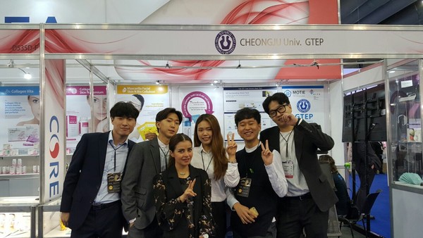▲ 청주대 GTEP사업단 소속 학생들이 최근 중남미 최대 미용박람회인 멕시코 뷰티엑스포에 참가해 현지 관계자들과 포즈를 취하고 있다.ⓒ청주대
