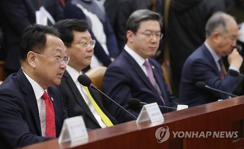 ▲ 산업경쟁력 강화 관계장관회의에서 유일호 부총리 겸 기획재정부 장관이 발언하고 있다.ⓒ연합뉴스