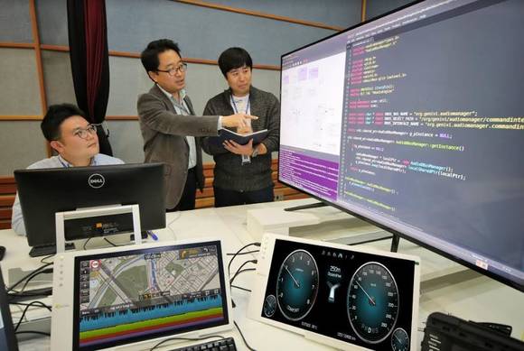 ▲ 현대·기아차 남양연구소 직원들이 ccOS 테스트를 진행 중이다.ⓒ현대차