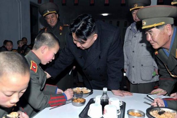 ▲ "밥은 먹고 다니냐?" "아뇨…" 어린 北인민군 병사에게 말을 거는 김정은. 최근 북한에서는 탈북자를 가족 또는 친인척으로 둔 인민군 장병들이 군에서 쫓겨나고 있다고 한다. ⓒ北선전매체 화면캡쳐