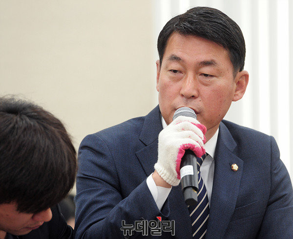 ▲ 새누리당 황영철 의원이 1일 라디오에 출연해 돌연 입장을 바꿔 거국내각에 시큰둥한 반응을 보이고 있는 야당을 완곡하게 비판했다. ⓒ뉴데일리 이종현 기자