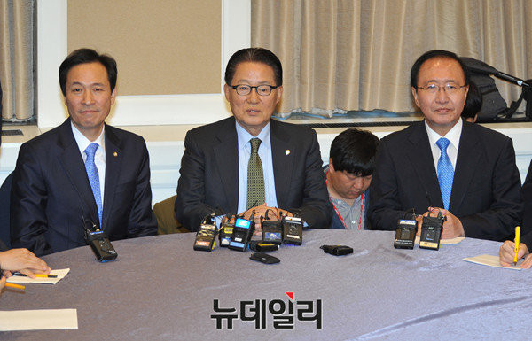 ▲ 더불어민주당 우상호(왼쪽부터), 국민의당 박지원, 정의당 노회찬 원내대표가 1일 오전 서울 여의도 국회 귀빈식당에서 열린 야3당 원내대표 회동을 하고 있다. ⓒ이종현 기자