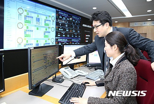 ▲ 아시아나항공 종합통제센터에서 안전담당자가 비행정보 자료를 살펴보고 있다. ⓒ아시아나항공 제공