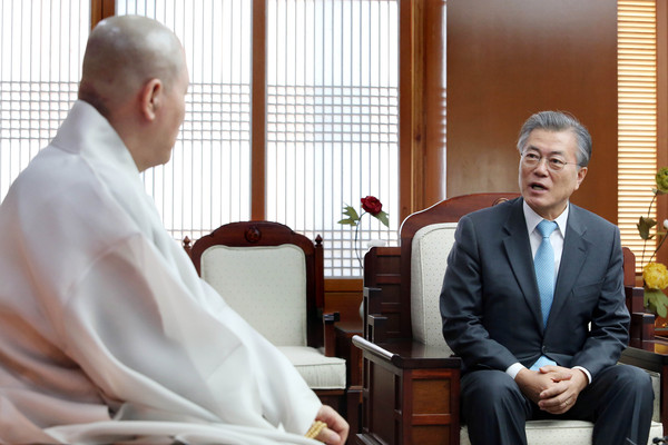 ▲ 문재인 전 더불어민주당 대표가 1일 오후 서울 종로구 조계사를 예방해 조계종 총무원장 자승 스님과 환담을 나누고 있다. ⓒ문 전 대표측