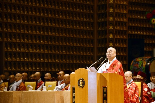 ▲ 부산 삼광사 무원 주지가 신도회 창립 47주년 기념 대법회에서 봉행사를 하고 있다.ⓒ삼광사