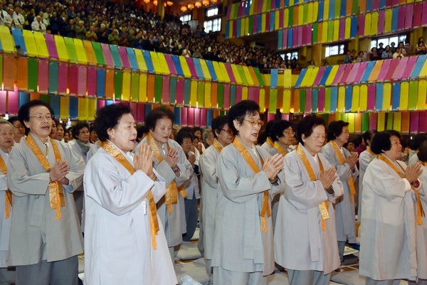 ▲ 부산 삼광사 무원 주지가 신도회 창립 47주년 기념 대법회에서 신도들이 기도를 하고 있다.ⓒ삼광사