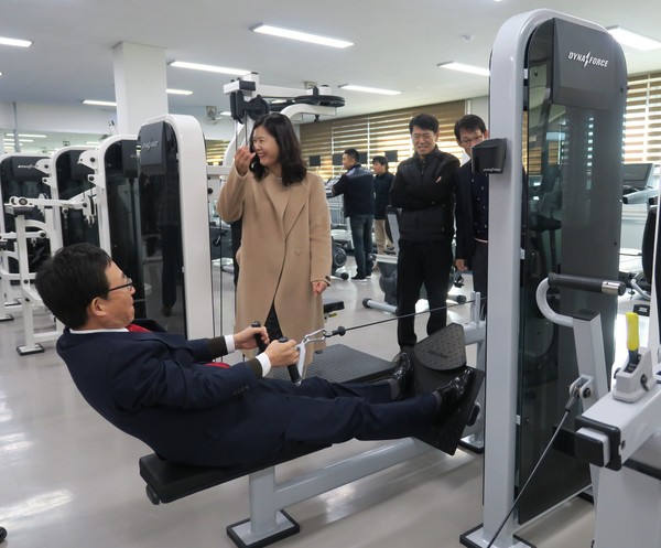 ▲ 김영호 총장이 피트니스클럽에서 운동기구 시연을 하고 있다.ⓒ한국교통대