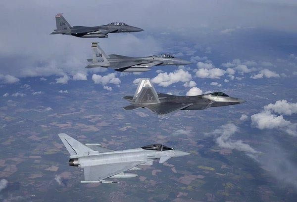 英공군의 유로파이터 타이푼, 美공군의 F-22와 F-15E가 함께 편대비행을 하는 모습. 한반도 상공에서도 이런 모습을 보게 될 날이 있을 듯하다. ⓒ英공군 홈페이지 캡쳐