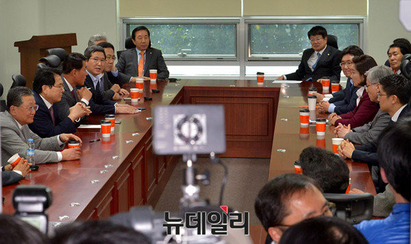 ▲ 새누리당의 3선 이상 중진의원들이 모인 모습. 이들 역시 '최순실 사태'의 해법을 찾기 위해 90여 분 격론을 벌였지만, 기존 입장을 재확인 하는 수준에 그쳤다. ⓒ뉴데일리 이종현 기자