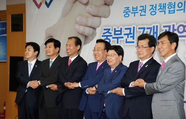 ▲ 지난 6월 21일 대전시청에서 대전과 세종, 충남·북, 강원, 전북, 경북도 등 중부권 7개 시도지사가 중부권 정책협의회 창립대회를 가졌다.ⓒ대전시