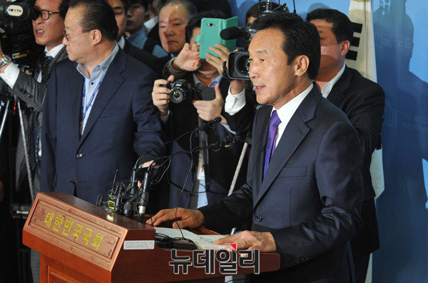 ▲ 손학규 전 더불어민주당 대표가 지난 20일 국회 정론관에서 정계복귀를 공식선언하고 있다. ⓒ뉴데일리 이종현 기자