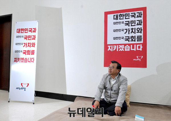 ▲ 새누리당 이정현 대표가 단식을 하는 모습. 그는 박근혜 대통령이 이끄는 청와대와 새누리당이 하나라는 당청일체론을 펴왔다. ⓒ뉴데일리 이종현 기자