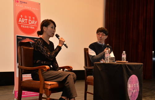 ▲ 뮤지컬배우 최정원과 영화평론가 이동진이 예술영화 전용극장 씨네큐브에서 300명의 관객과 대화의 시간을 가졌다ⓒ흥국생명