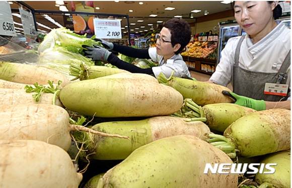 ▲ 대형마트 채소 코너에서 무가 놓여있다ⓒ뉴시스