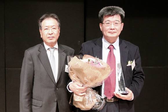 ▲ 사진 왼쪽부터 대웅제약 이종욱부회장, 황신 교수. ⓒ대웅제약