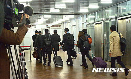 ▲ 지난달 31일 교육부 감사요원들이 최순실씨 딸 정유라씨의 이화여자대학교 부정 입학 의혹 등을 조사하기 위해 서울 서대문구 이화여대 감사장으로 이동하고 있다. ⓒ뉴시스