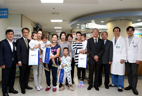 ▲ 몽골 선천성 심장병 환아 4명과 서울대병원 의료진.ⓒ서울대병원