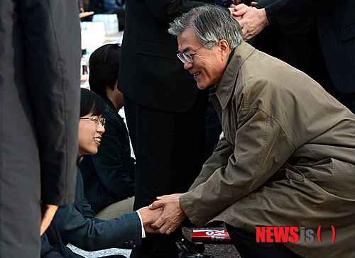 ▲ 舊 통진당 이정희 전 대표와 손을 잡고 있는 문재인 전 더불어민주당 대표. ⓒ뉴시스