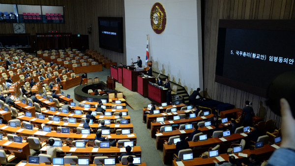 ▲ 김병준 국무총리 내정자의 국회 임명동의 과정이 순조로울지 정치권에서 우려가 나온다. 사진은 지난해 6월 국회에서 황교안 총리 후보자의 임명동의안을 가결시키고 있는 모습. 당시 가표는 156표, 부표는 120표였다. ⓒ뉴시스 사진DB