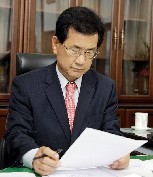 ▲ 이시종 충북도지사가 보고자료를 읽고 있다.ⓒ충북도