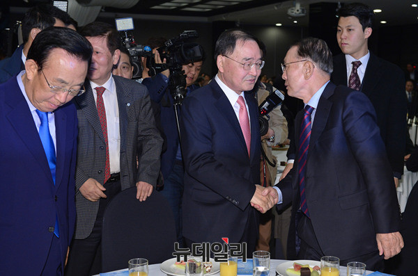 ▲ 인사나누는 정홍원 전 국무총리-김기춘 전 대통령비서실장 ⓒ 뉴데일리 정상윤