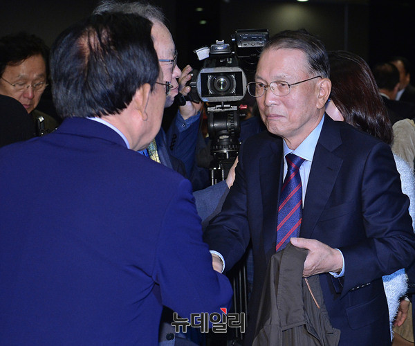 ▲ 악수나누는 김기춘 전 비서실장-김관용 경북지사 ⓒ 뉴데일리 정상윤