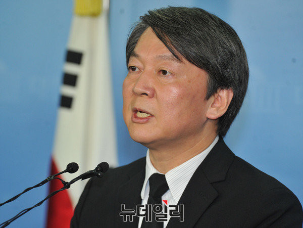 ▲ 국민의당 안철수 전 상임공동대표가 2일 국회 정론관에서 긴급 기자회견을 열고 박근혜 대통령의 하야를 촉구했다. ⓒ뉴데일리 이종현 기자