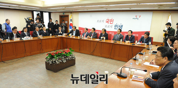 ▲ 새누리당 최고 중진 연석회의 모습. 새누리당은 2일 최고위원·중진의원 연석회의를 개최했으나 이정현 대표 사퇴문제를 놓고 갑론을박을 벌어지면서 갈등만 드러냈다. ⓒ뉴데일리 이종현 기자