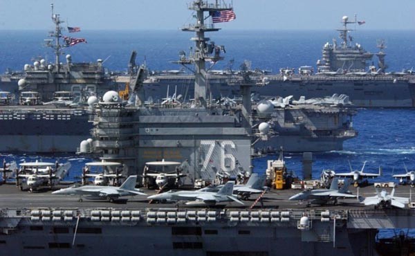 ▲ 2009년 美재래식 항모 '키티호크(가운데)'가 퇴역하기 전 함께 훈련하는 로널드 레이건 호(CVN-76)와 에이브러햄 링컨(CVN-72)호. 中공산당과 인민해방군은 자신들이 만든 항모 전투단이 이런 모습일 거라고 상상하지만 현실은 그리 녹록치 않다. ⓒ폭스트롯알파 화면캡쳐