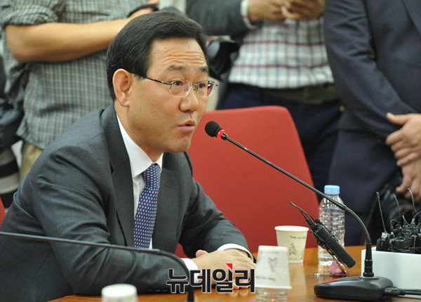 ▲ 새누리당 주호영 의원이 2일 서울 여의도 당사에서 열린 최고위원·중진의원 연석간담회에서 최순실 게이트와 관련한 이정현 대표의 발언이 사려깊지 못했다고 지적하며 사퇴 필요성을 강조하고 있다. ⓒ뉴데일리 이종현 기자