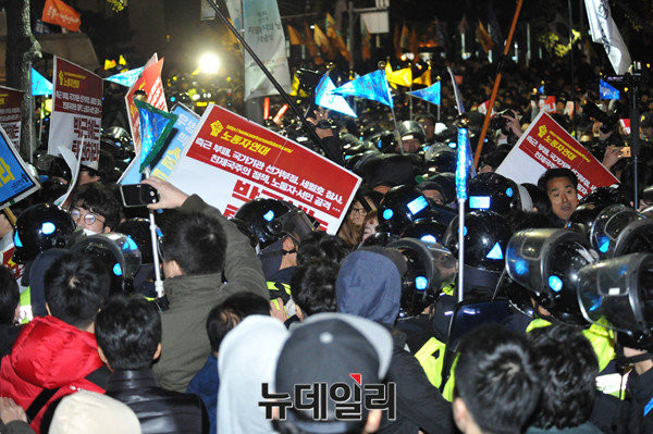 ▲ 지난 10월 29일 박근혜 대통령 퇴진을 외치는 시위대와 이를 막는 경찰이 몸싸움을 벌이고 있다. ⓒ뉴데일리 이종현 기자