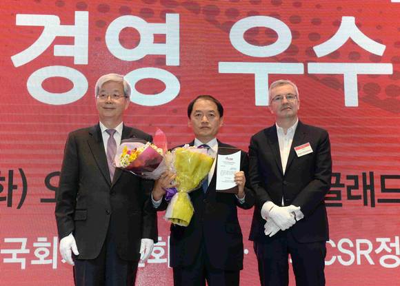 ▲ 장지인 CDP 한국위원회 위원장(왼쪽), 김선섭 현대차 상무(가운데), 폴 디킨슨 CDP 영국본부 회장이 지난 1일 서울 여의도 글래드 호텔에서 열린 탄소경영 섹터 아너스 시상식에서 기념촬영을 하는 모습.ⓒ현대차