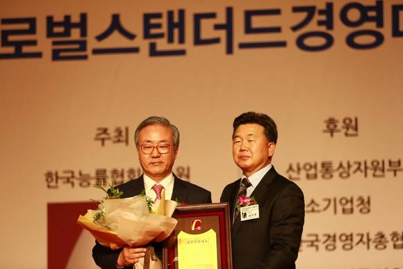▲ 이근활 동국실업 대표이사(왼쪽)가 ‘제15회 글로벌 스탠다드 경영대상’의 혁신경영 부문에서 대상을 수상했다.ⓒ동국실업