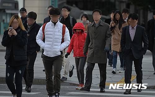 ▲ 시민들이 강추위에 옷깃을 여미고 있다.ⓒ뉴시스