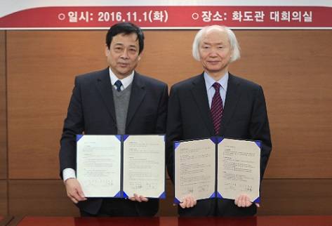 ▲ 1일 서울 노원구 광운대학교 화도관에서 진행된 '교류협정 체결식'에서 이명 중국 후난이공대 당위서기(왼쪽)와 천장호 광운대 총장이 기념사진을 촬영하고 있다. ⓒ광운대