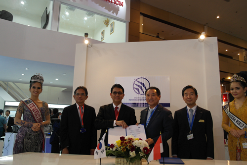 ▲ (왼쪽부터) PTDI 부디 산토소(Budi Santoso) 사장, PTDI 부디만 살레(Budiman Saleh) 부사장, KAI 양철환 상무, KAI 하성용 사장. KAI는 Indo Defense 2016 전시장에서 전략적 협력 이행을 위한 업무협약을 체결했다고 2일 밝혔다.ⓒ한국항공우주산업(KAI)