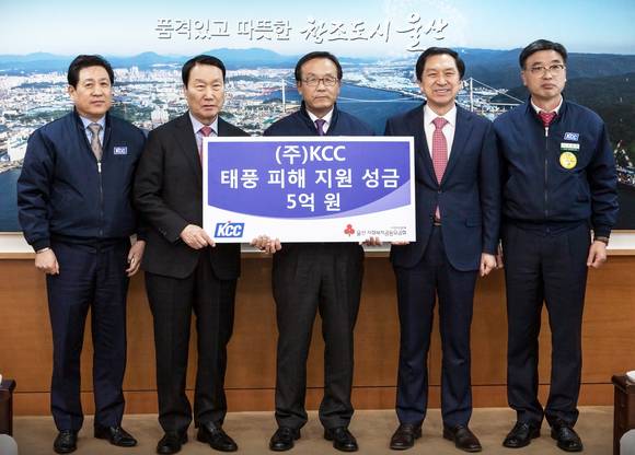 ▲ (왼쪽부터) KCC 유종균 상무, 장광수 울산사회복지공동모금회 회장, KCC 신동헌 부사장, 김기현 울산광역시장,  KCC 이한태 울산공장장 ⓒ KCC