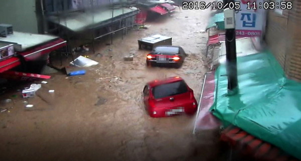 ▲ 지난 10월5일 태풍 차바 폭우로 울산 중구 태화시장 인근 도로에 차량이 물에 떠내려 가고 있는 모습.ⓒ중구 CCTV 캡처 사진